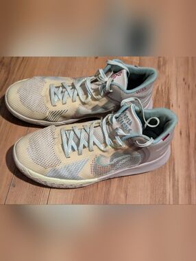 Nike Kyire Flytrap 5 1 World 1 People 2022 Youth Size 7Y Cream/Blue Sneakers